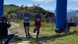 Deux athlètes terminent main dans la main la course "Montreux Les Rochers-de-Naye" 